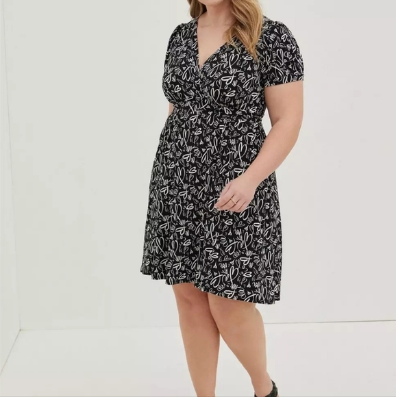 NWT Torrid Hearts Print Mini Studio Knit Surplice Dress Black White 6X Pockets - Picture 8 of 16